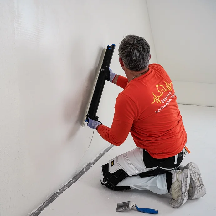 Le mur est nivel&eacute; avec la spatule de surface Storch Flexogrip.