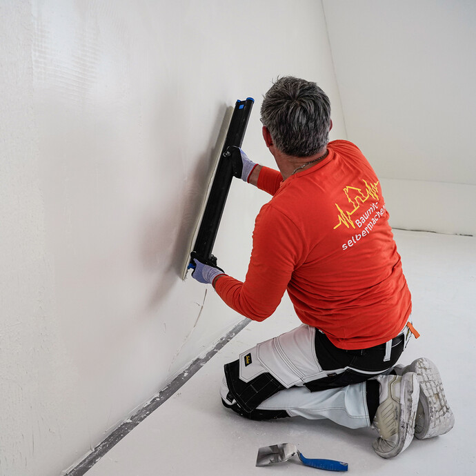 Die Wand wird mit dem Flächenspachtel Storch Flexogrip abgezogen.
