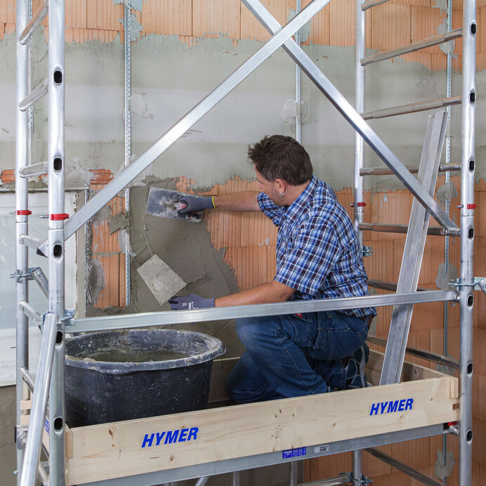 Zum Verputzen der Wand frischen Kalkzementputz auftragen