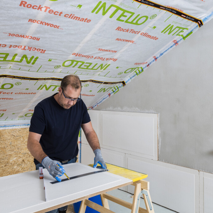 ermittelte Masse für den Fensterausschnitt aus dem Trockenputz auf die Platte übertragen