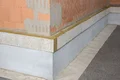 Wärmedämmung eines Mauerwerks mit Dämmstoffplatten und Putz zur Energieeinsparung und Baustrukturverbesserung.