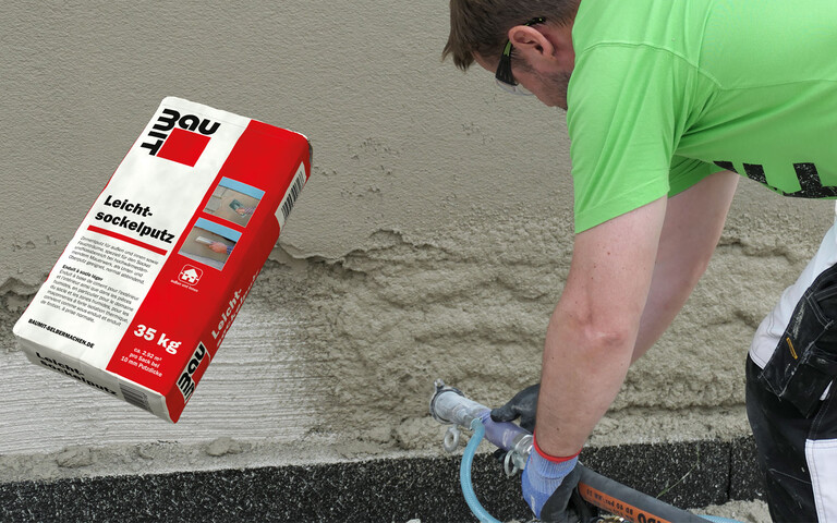 Der Sockel wird mit dem Leichtsockelputz mit Hilfe einer Putzmaschine verputzt.