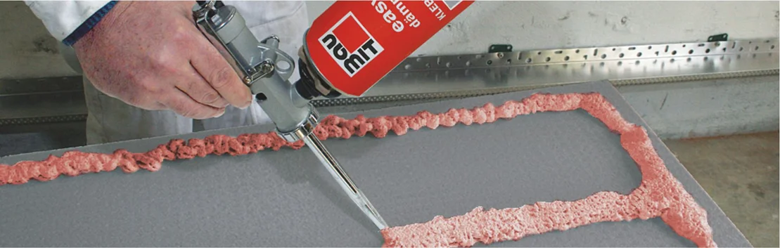 Handwerker tr&auml;gt Bauschaum mit Pistole auf, optimal f&uuml;r pr&auml;zise Abdichtungen und energiesparende Isolierungen im Heimwerkerprojekt.