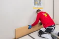 Die Holzfaser-Dämmplatte Thermoroom wird an die Wand geklebt.