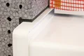 Dämmstoff und Putz mit Tropfkante und Gewebe; ideal für Fassadensanierung durch Heimwerker.