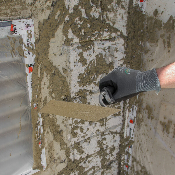 Saniervorspritzmörtel auf den vorbereiteten Untergrund anwerfen.