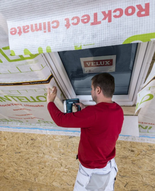 Velux Dachflächenfenster mit Dachsperrschürze an die Dampfbremsfolie anschliessen