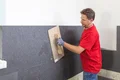 Heimwerker isoliert Wand mit Dämmstoffplatten; Schritt-für-Schritt-Anleitungen und Produkte bei Baumit Selbermachen entdecken.