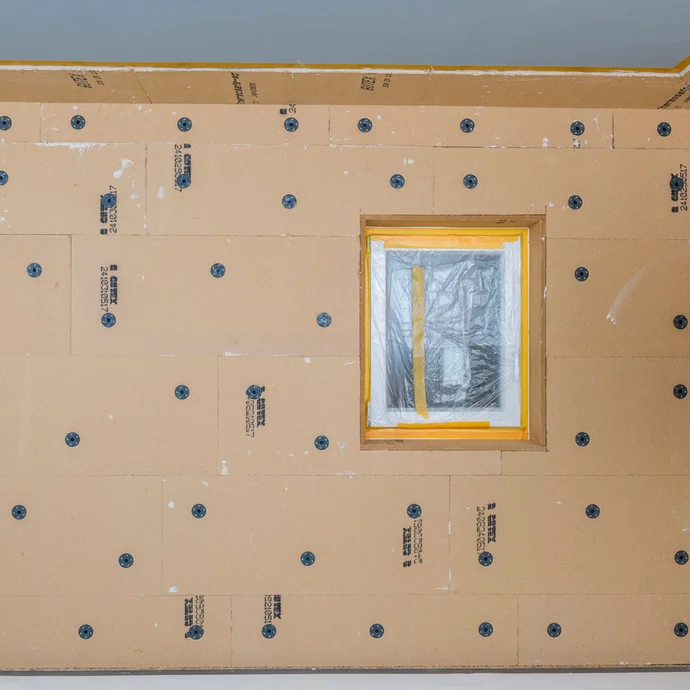 Finales Dübelbild der gedübelten Holzfaserdämmplatten als Innendämmung im geklebten System.
