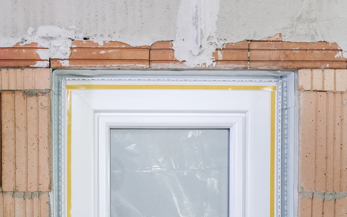 Fenster mit fertig gesetzten Anputzleisten f&uuml;r die nachfolgenden Verputzarbeiten.