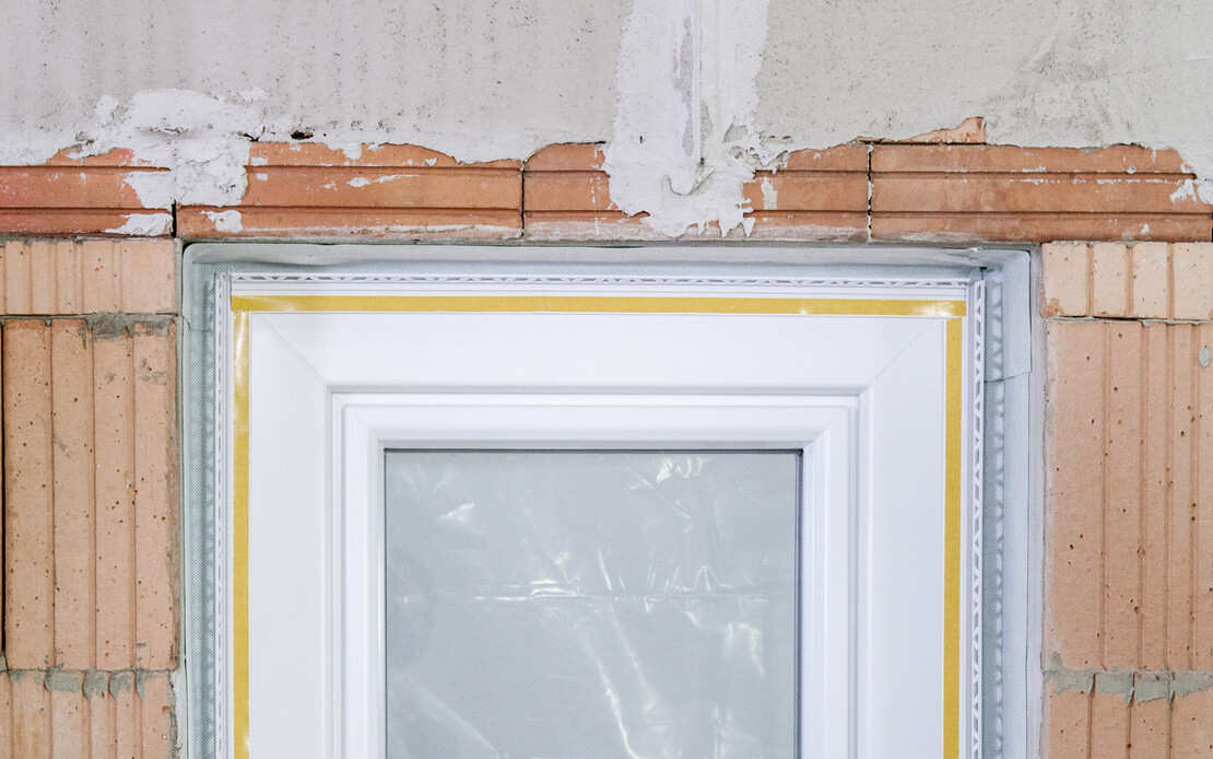 Fenster mit fertig gesetzten Anputzleisten f&uuml;r die nachfolgenden Verputzarbeiten.
