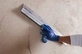 Der Baumit Kalkputz RK 39 aussen wird mit einem Glättspachtel abgezogen.