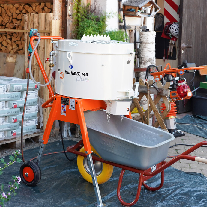 Mit dem professionellen Betonmischer PFT MULTIMIX 140 plus wird der Baumit Trockenbeton angemischt. So können größere Mengen Beton für das Streifenfundament homogen und einfach angerührt werden.