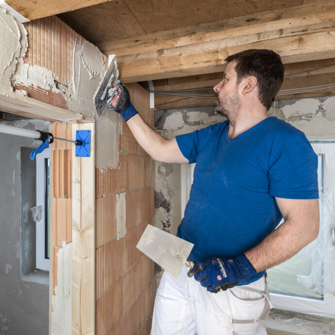 Kalkputz im Bereich der Türecken auf die Wand auftragen