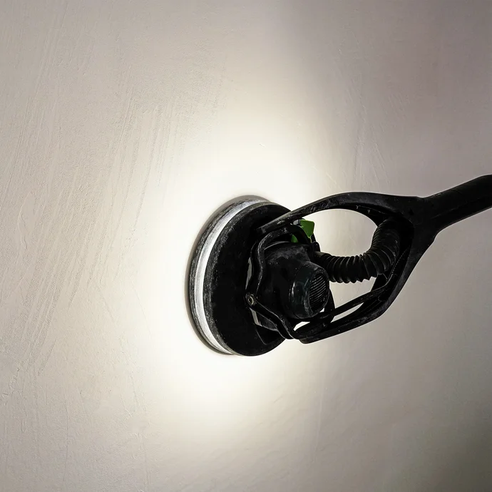 La ponceuse pour cloisons s&egrave;ches avec couronne de LED int&eacute;gr&eacute;e.