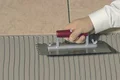 Mit dem Baukleber können Fliesen im Dünnbettverfahren verlegt werden.