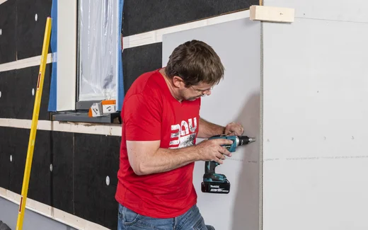 Zementplatte Powerpanel oder Aquapanel an einer Aussenecke an der Fassade verschrauben