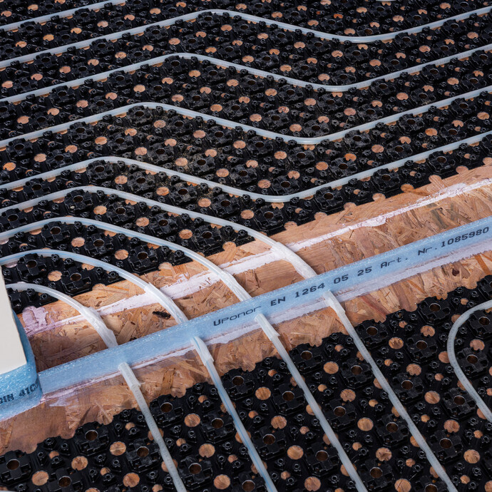 Detailfoto: Das Bewegungsfugenprofil von Uponor zur wassergeführten Fußbodenheizung ist gesetzt.