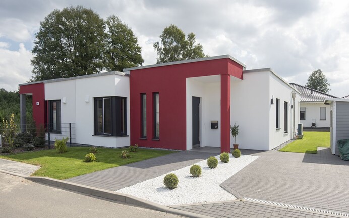 Maison individuelle avec une entrée peinte en rouge 