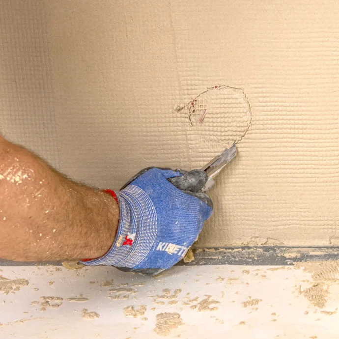 Arbeitsschritt: Vorbereiten der Wand zur Putzanwendung mit Werkzeug auf Baumit-Selbermachen.de.