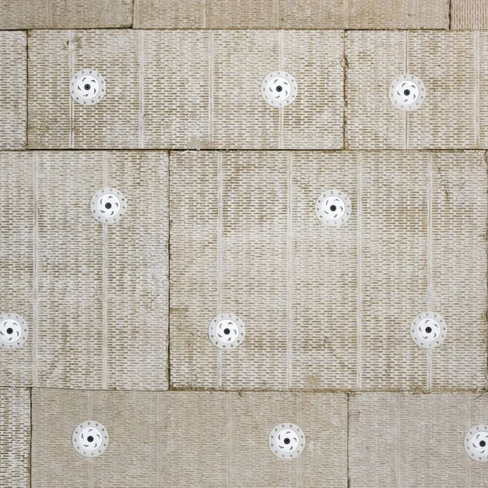L'isolation des façades est solidement fixée à l'aide de panneaux isolants et de chevilles en plastique.