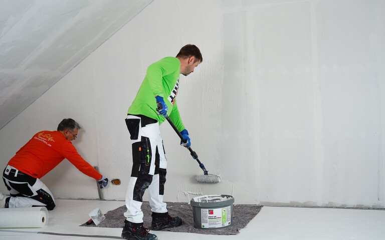 Deux bricoleurs travaillent ensemble.