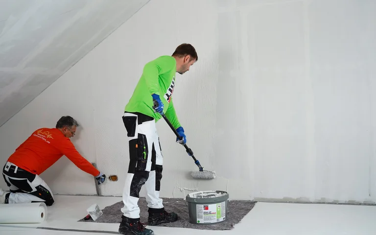 Deux bricoleurs travaillent ensemble.
