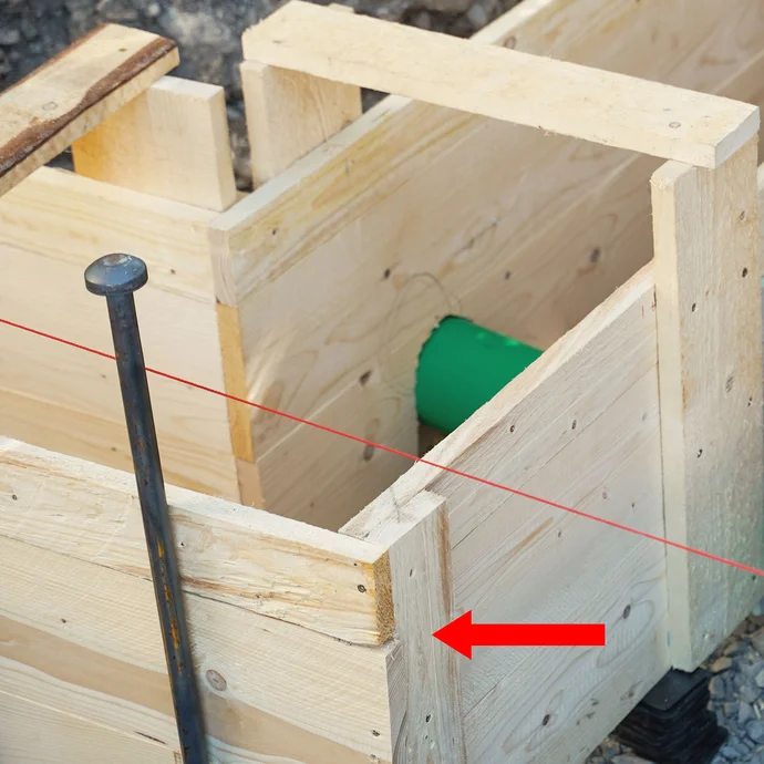 An Eckbereichen mit einem rechten Winkel werden zusätzliche Latten oder Bretter außenseitig an den Stoßbereich angeschraubt.