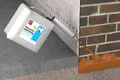Horizontalsperre gegen aufsteigende Feuchtigkeit: Baumit Injektionsgel wird in die Mauer injiziert, um Schutz zu bieten.