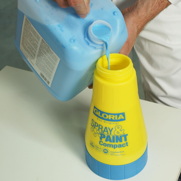 Grundierung für den Putz in den Pumpsprüher einfüllen