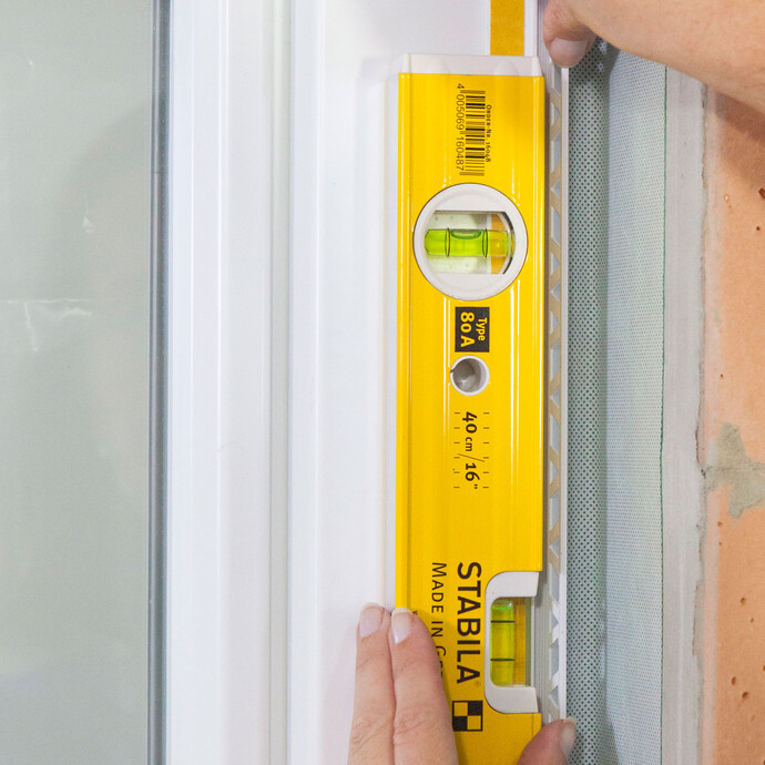 Die Lage der Anputzleiste wird mit einer Wasserwaage geprüft.