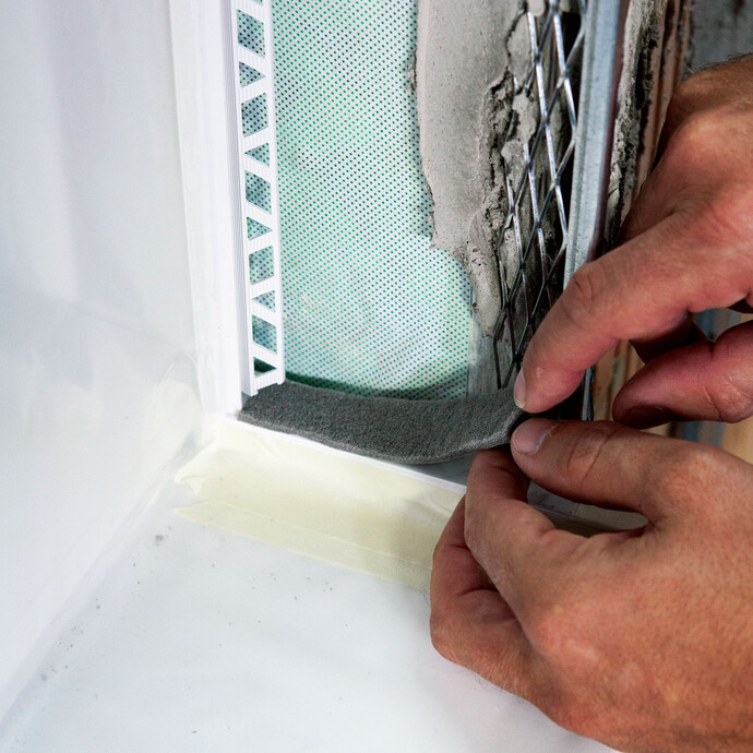 Dehnfugenband oder SR Band Putz auf dem Endstück der Fensterbank aufkleben