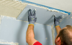 Anschlusskeil an Decke kleben