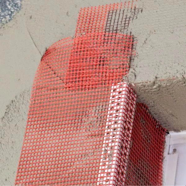 Überlappende Gewebefahnen des Gewebeeckwinkels an Fenstern und Türen von Dämmfassaden