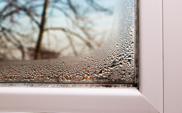 Wenn man Lüftet und zu viel Feuchtigkeit im Raum ist, kondensiert das Wasser an der Fensterscheibe