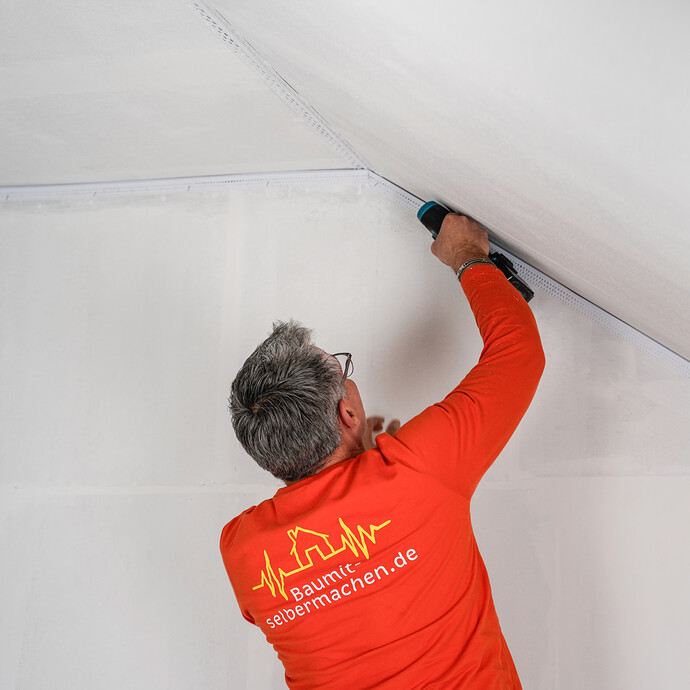 Die Profile werden annähernd auf Gehrung geschnitten. 