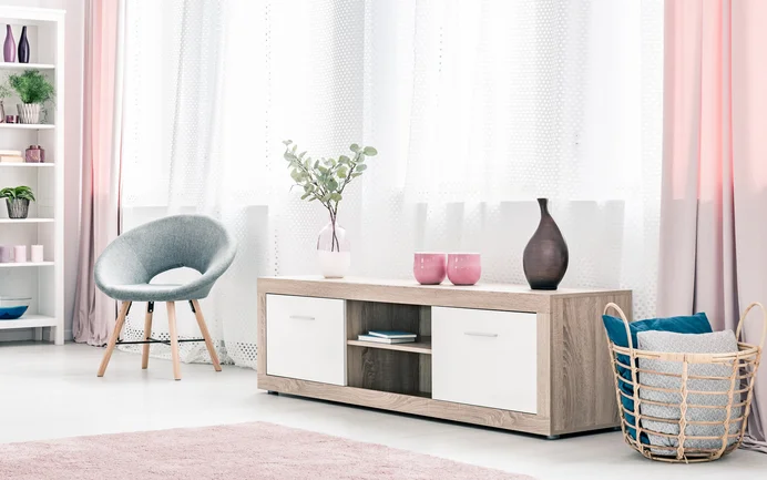 Un intérieur lumineux et moderne, agrémenté d’un buffet élégant et d’un fauteuil confortable, idéal pour les idées de décoration des bricoleurs.