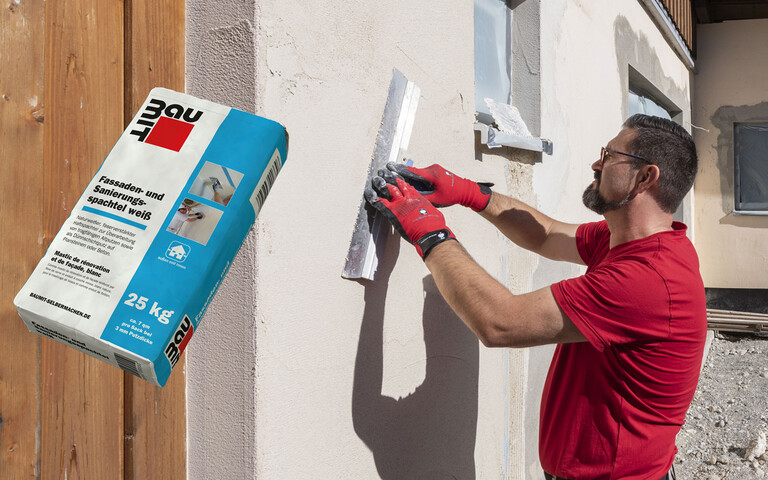 Mann glättet den Putz an der Fassade. Das Produktbild Baumit Fassaden- und Sanierungsspachtel weiß im 25 kg Sack ist auf der linken Seite abgebildet.