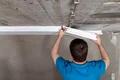 Die Elektroleitungen werden an der Kellerdeckendämmplatte angezeichnet.