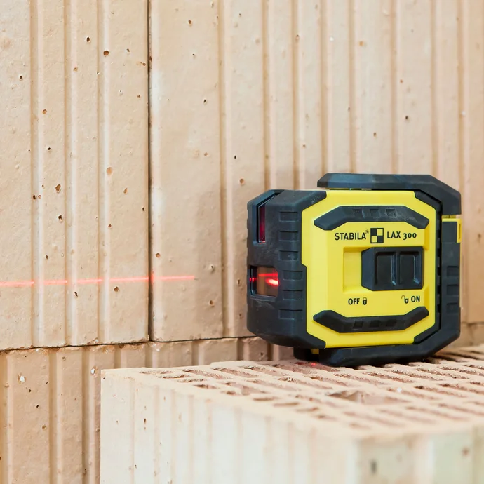 Unebenheiten einer Wand mit Baulaser überprüfen.