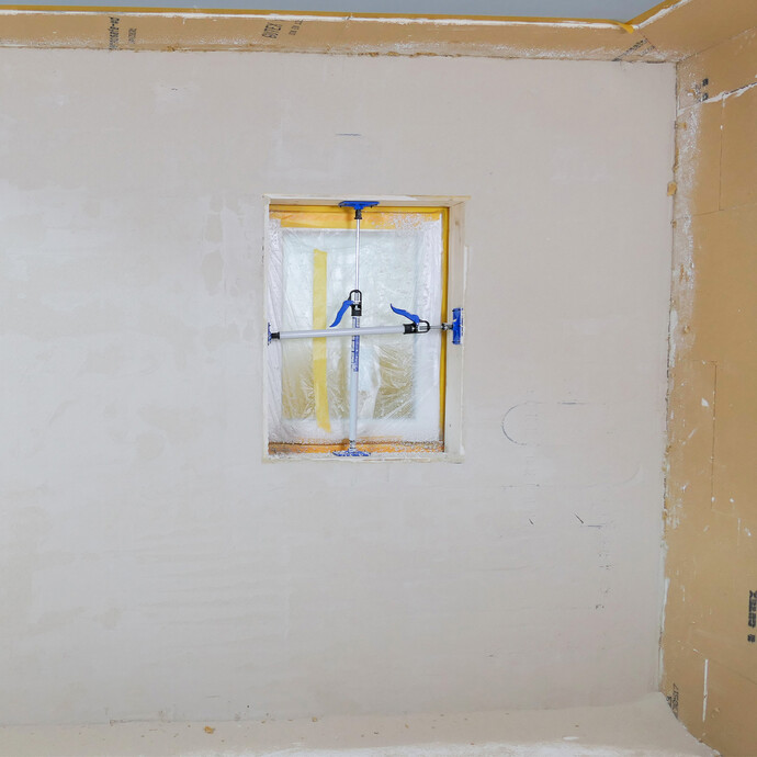 Fertige verputze Wand mit einer wassergeführten Wandheizung und Holzfaserdämmplatten.