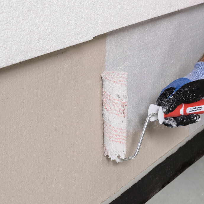 Die Universalgrundierung wird mit einer Farbrolle deckend aufgetragen. 