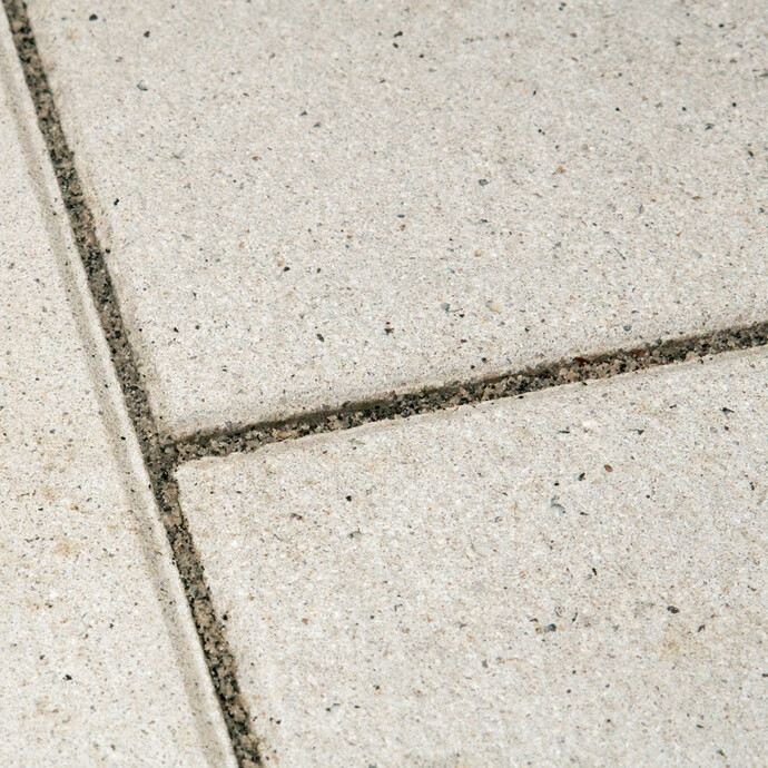 Fasenkanten der Betonsteinplatten müssen frei von Pflasterfugenmörtel Fix bleiben.