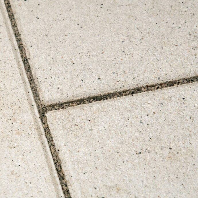 Fasenkanten der Betonsteinplatten müssen frei von Pflasterfugenmörtel Fix bleiben.