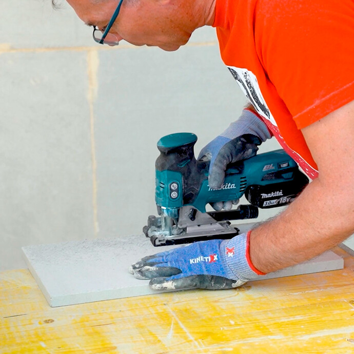 Heimwerker sägt die Laibunsplatte auf Mass zu.