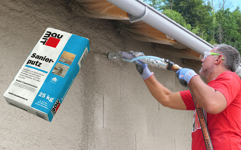Der Sanierputz von Baumit wird mit einer Putzmaschine von PFT an die Wand gespritzt.