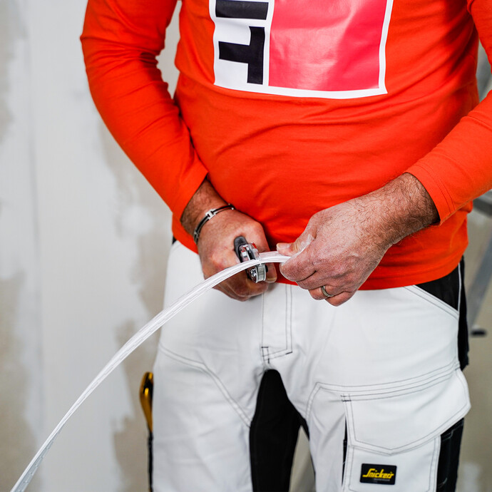 Le profilé de joint de dilatation est découpé à l'aide d'une cisaille à onglet.