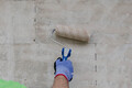 Photo détaillée – Appliquer l'apprêt de fond à l'aide d'un rouleau à peinture.