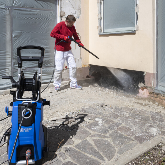 Hausfassade mit Hochdruckreiniger reinigen