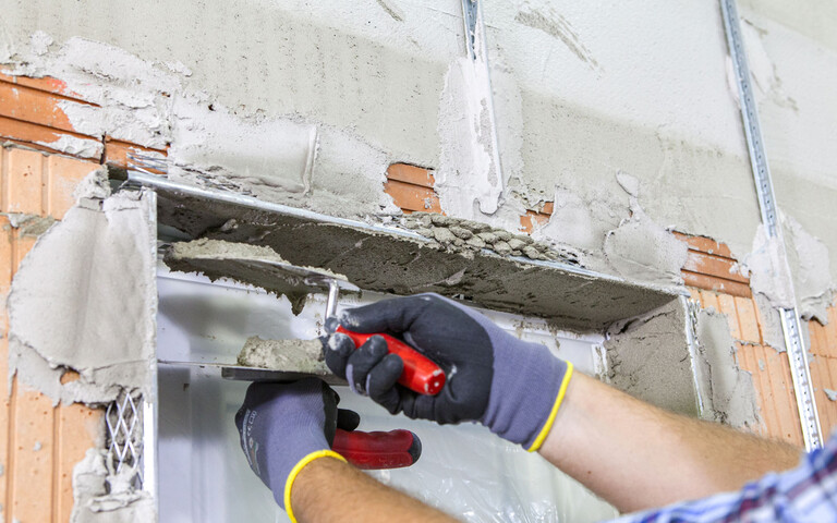Der Kalkzementputz von Baumit wird an Fensterlaibungen und Türlaibungen aufgezogen.